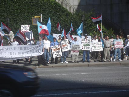 صورة من مظاهرة الجنوبيين في مدينة نيويورك أمام المبنى الرئيسي للجمعية العامة للأمم المتحدة 