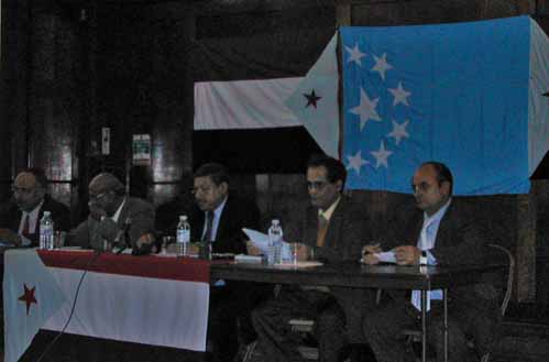 صورة من المؤتمر الصحفي للسفير أحمد عبدالله الحسني