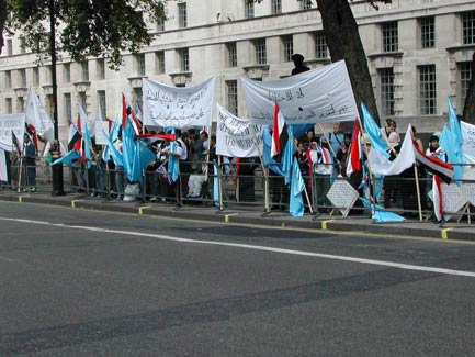 صورة من مسيرة أبناء الجنوب في لندن المطالبين برحيل الاحتلال الشمالي و استقلال الجنوب 